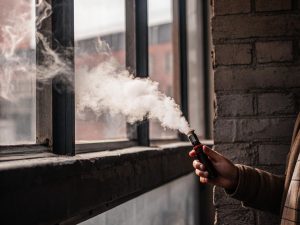 A person looking at their Raz vape screen, which shows plenty of e-liquid and battery life remaining